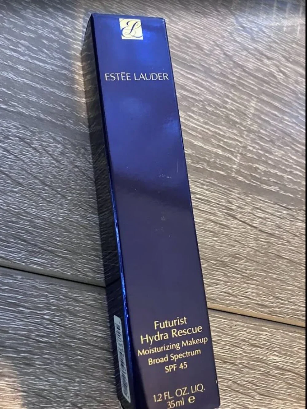 NIB Futurist Hydra Rescue Moisturizing Foundation SPF 45 3N1 (Ivory beige)